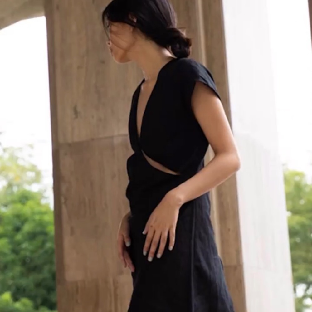ARAW CUT OUT DRESS - Picture 2 of 5